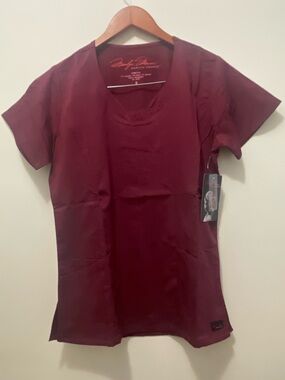 Marilyn Monroe Short Sleeve Scrub Top in Wine